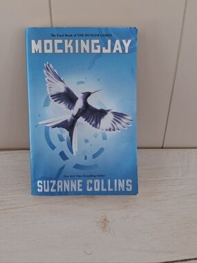Mockingjay Suzanne Collins Paperback Book